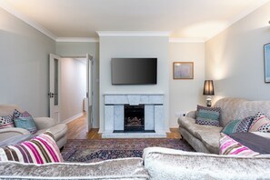 Smart TV - Spacious 3Bed Home with Parking-Near St Patricks Cathedral (Dublin)