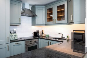 Fridge, microwave, oven, stovetop - Spacious 3Bed Home with Parking-Near St Patricks Cathedral (Dublin)
