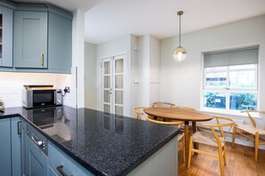 Dining - Spacious 3Bed Home with Parking-Near St Patricks Cathedral (Dublin)