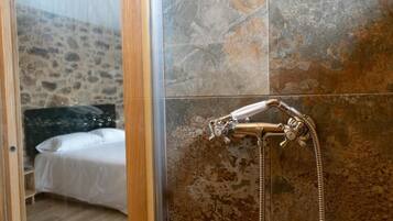 1 chambre, fer et planche à repasser, Wi-Fi gratuit, draps fournis