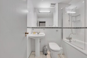 Secadora de cabello, bidet, toallas, jabón 