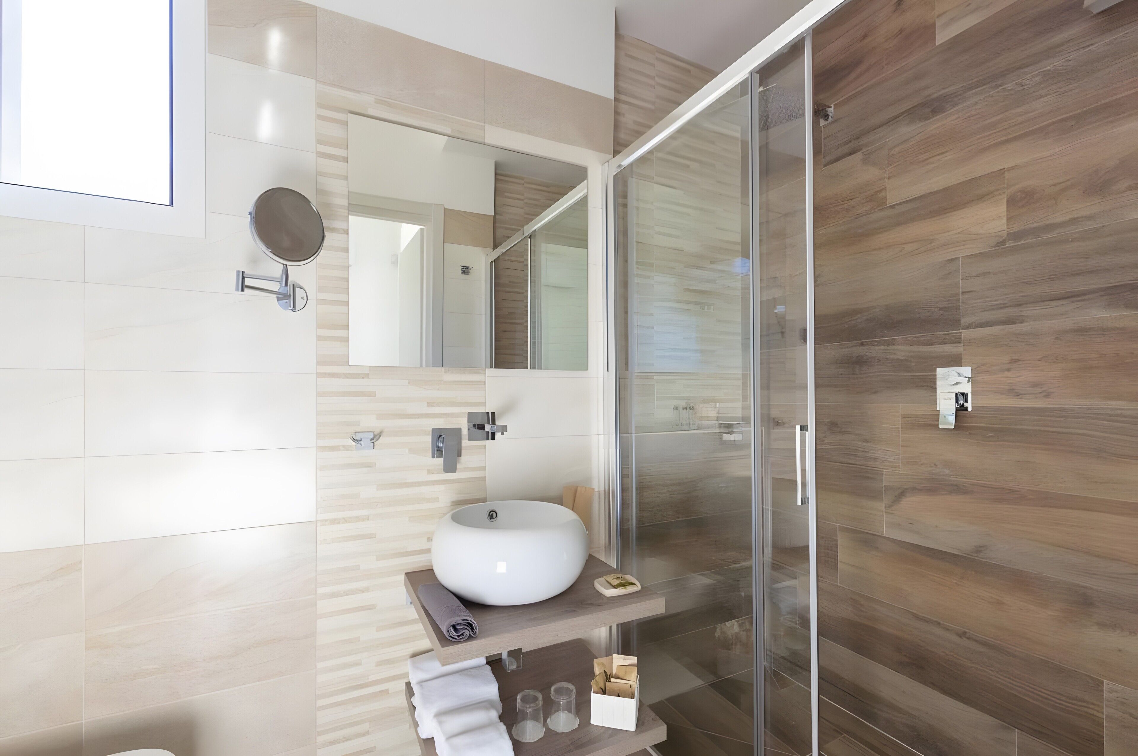 Een douche, een haardroger, handdoeken