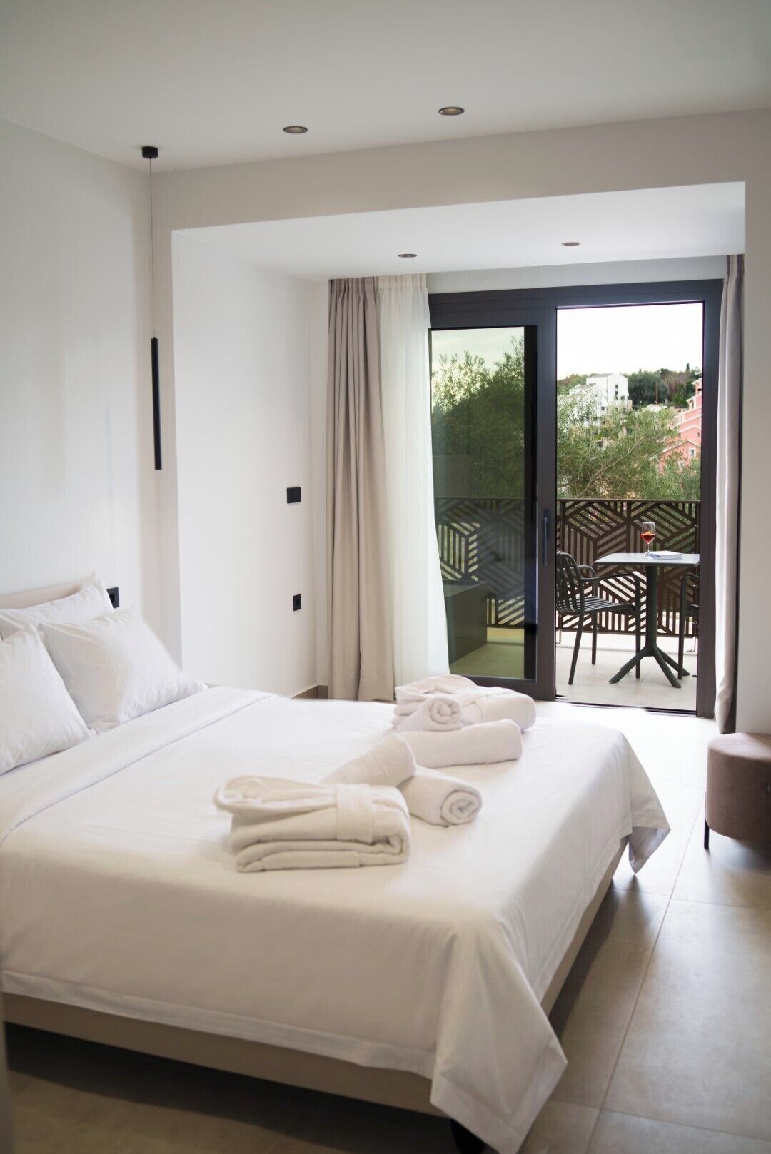 Deluxe-studiolejlighed - 1 soveværelse | Pengeskab på værelset, skrivebord, mørklægningsgardiner, lydisolering