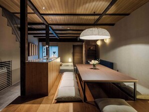 Casa tradicional, 3 habitaciones, cocina, vista al jardín | Área de sala de estar | Televisión LCD y piso con calefacción 