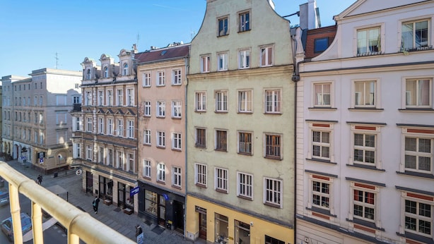 Une rangée de bâtiments historiques aux fenêtres et balcons de style uniforme.