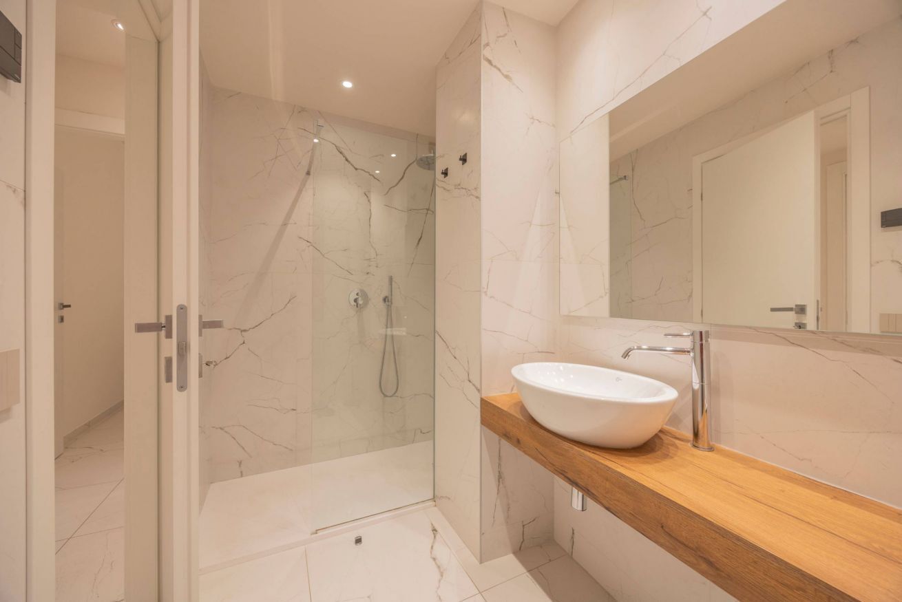 Shower, bidet, towels