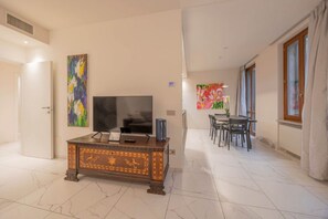 Interior - ApartmentsArena - Palazzo Cantore Collection - Deluxe Living (Verona)