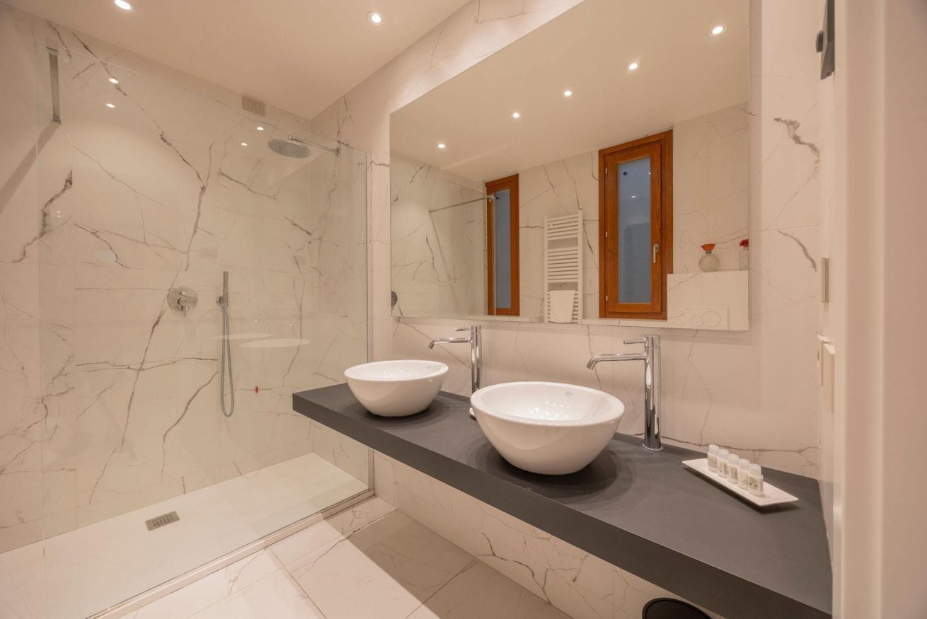 Shower, bidet, towels