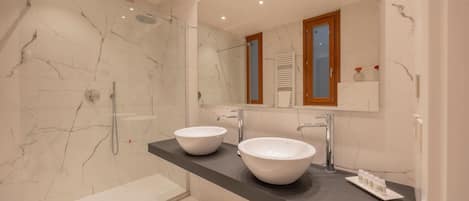 Shower, bidet, towels