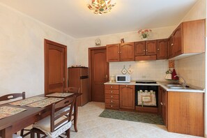 Kühlschrank, Mikrowelle, Herdplatte, Geschirrspüler