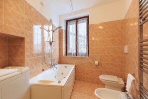 Haartrockner, Bidet, Handtücher, Toilettenpapier