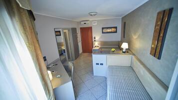 Caja de seguridad en la habitación y escritorio