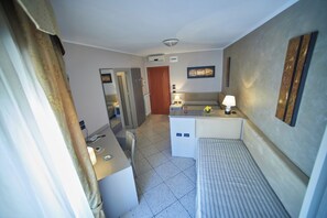 Basic-Dreibettzimmer | Zimmersafe, Schreibtisch, Bügeleisen/Bügelbrett, kostenloses WLAN