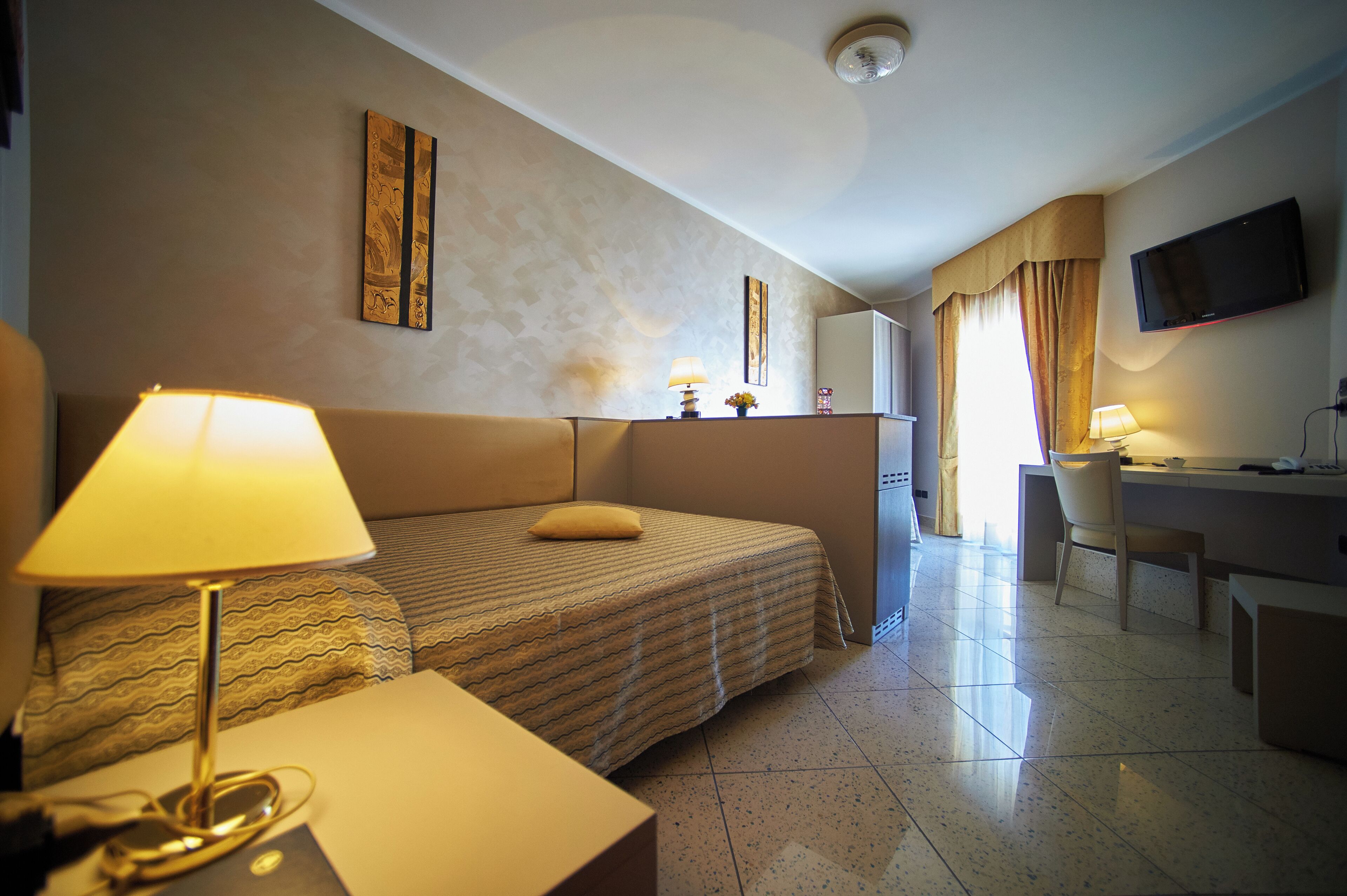 Caja de seguridad en la habitación y escritorio 