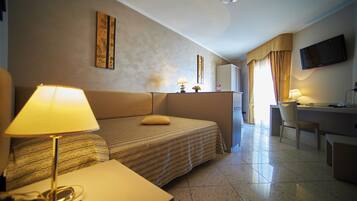 Caja de seguridad en la habitación y escritorio