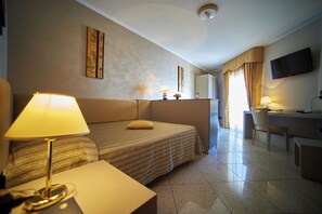 Basic-Dreibettzimmer | Zimmersafe, Schreibtisch, Bügeleisen/B ügelbrett, kostenloses WLAN