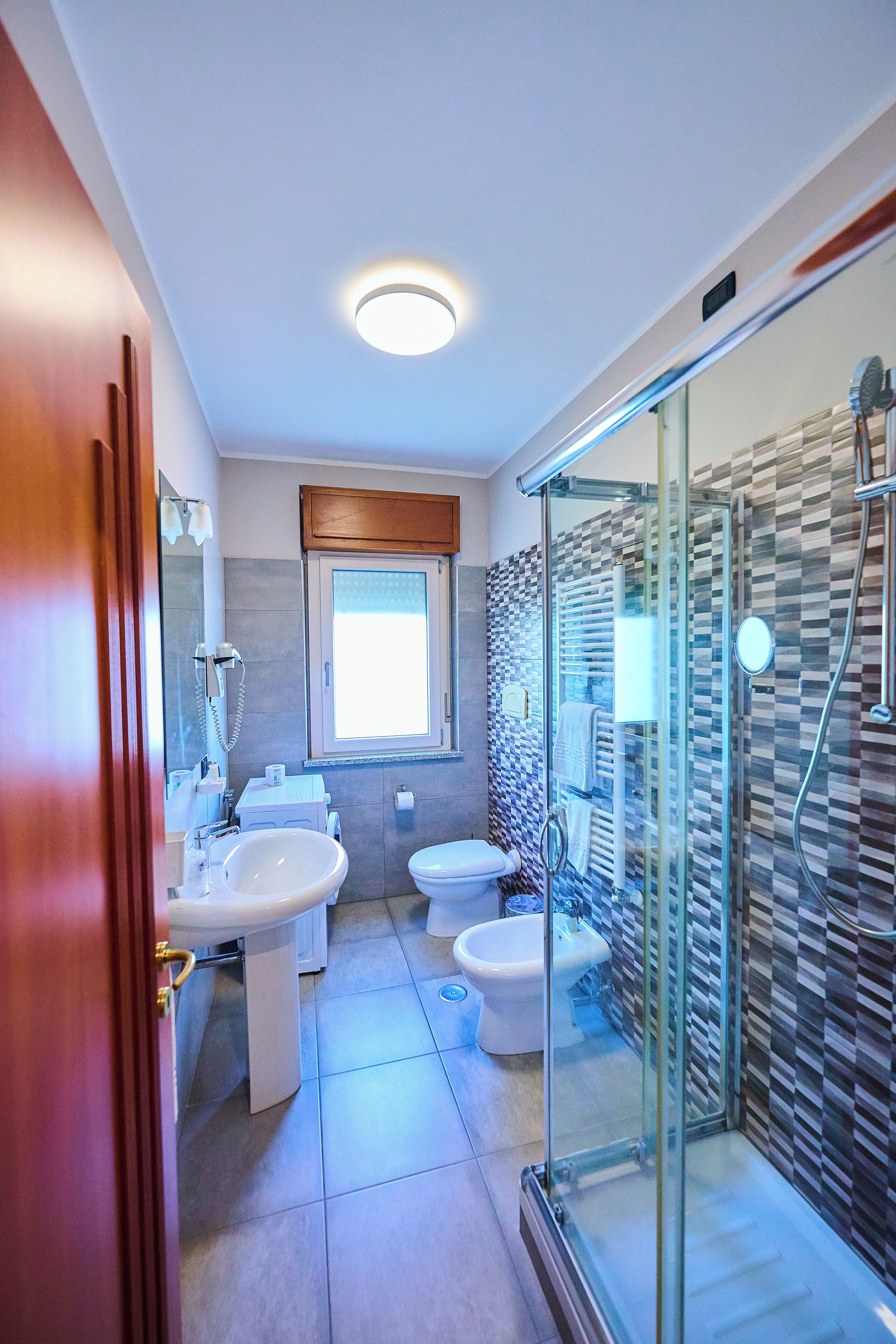 Kamar Triple Deluks | Kamar mandi | Pengering rambut, handuk, sabun, dan sampo