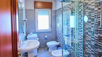Kamar Triple Deluks | Kamar mandi | Pengering rambut, handuk, sabun, dan sampo