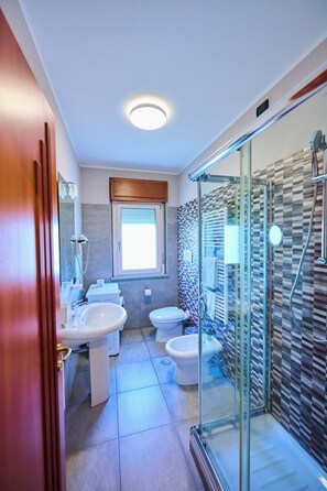 Deluxe-Dreibettzimmer | Badezimmer