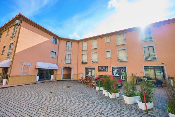 Front of property - Le 2 Palme Apartments (Catanzaro)