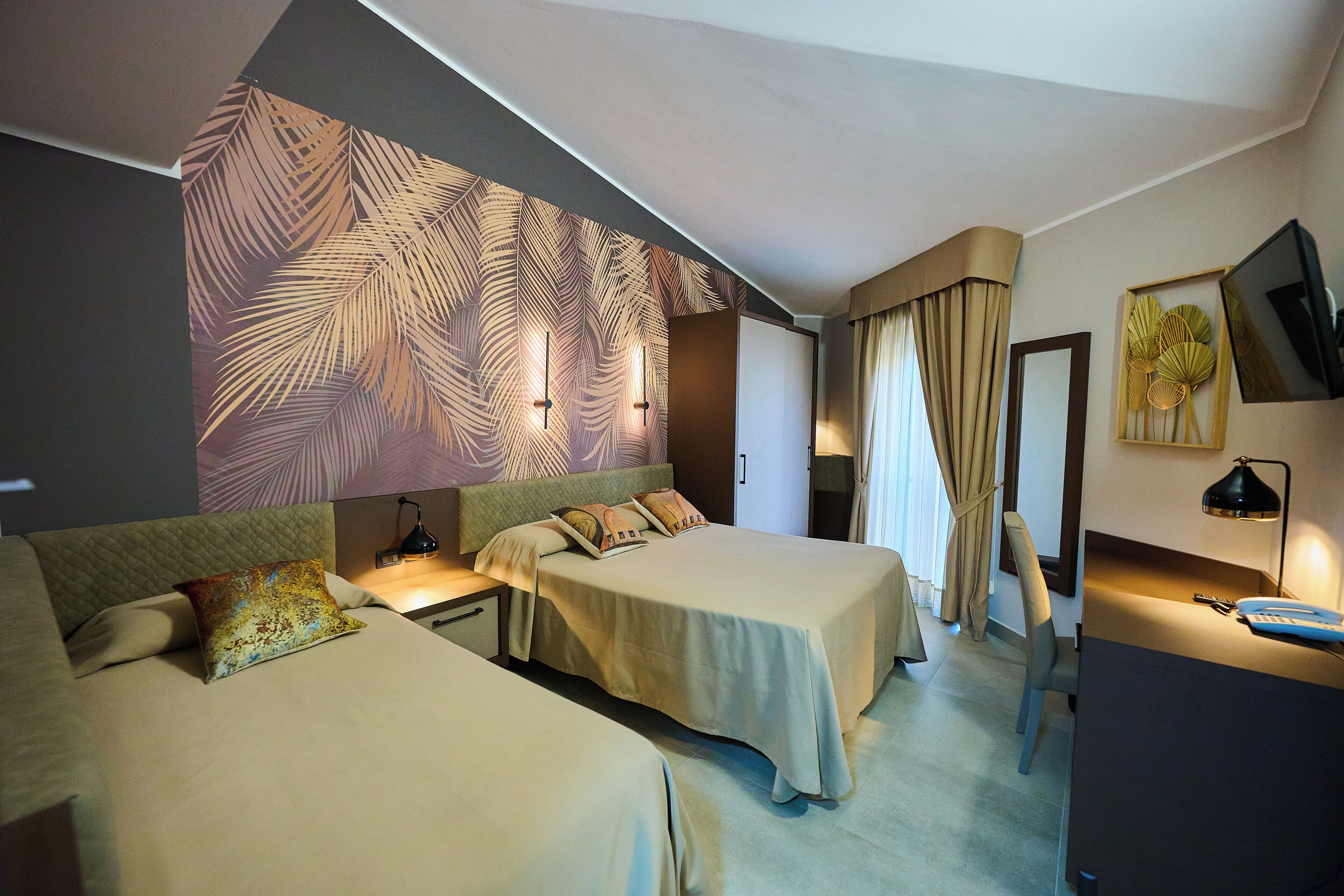 Habitació triple Deluxe | Caixa forta a l'habitació, escriptori i planxa i posts de planxar 