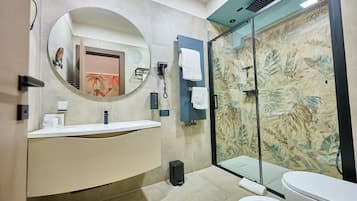 Deluxe Triple Room | Bathroom | Hair dryer, towels, soap, shampoo