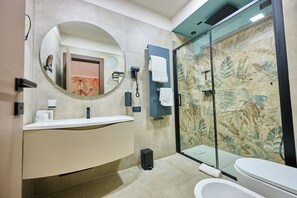 Deluxe Triple Room | Bathroom | Hair dryer, towels, soap, shampoo - Le 2 Palme Apartments (Catanzaro)