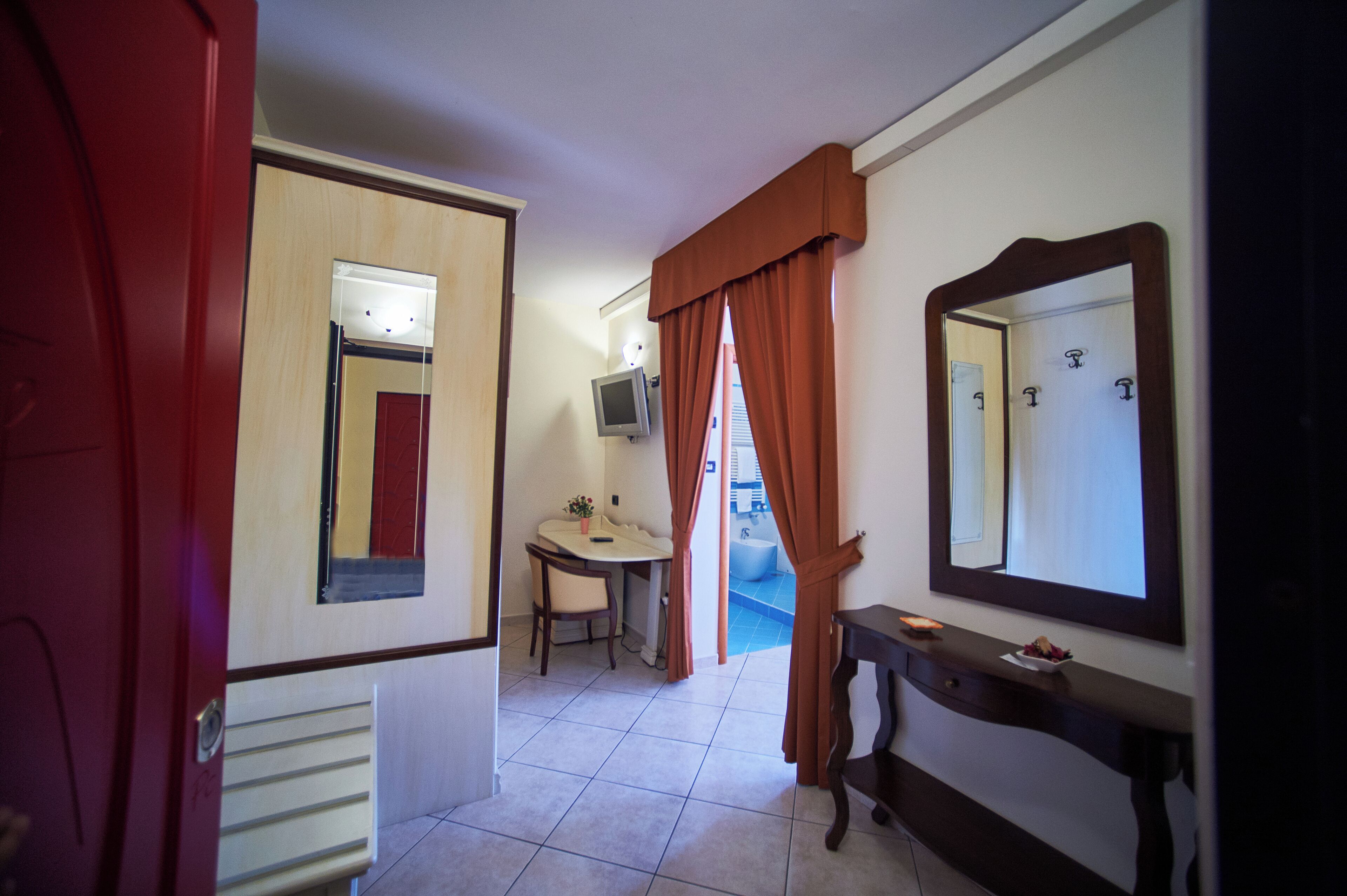 Basic Triple Room | In-room safe, desk, iron/ironing board, free WiFi