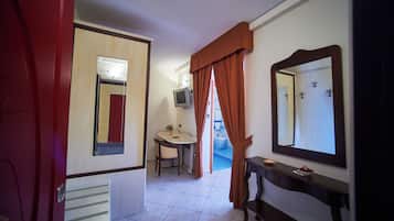 Basic Triple Room | In-room safe, desk, iron/ironing board, free WiFi