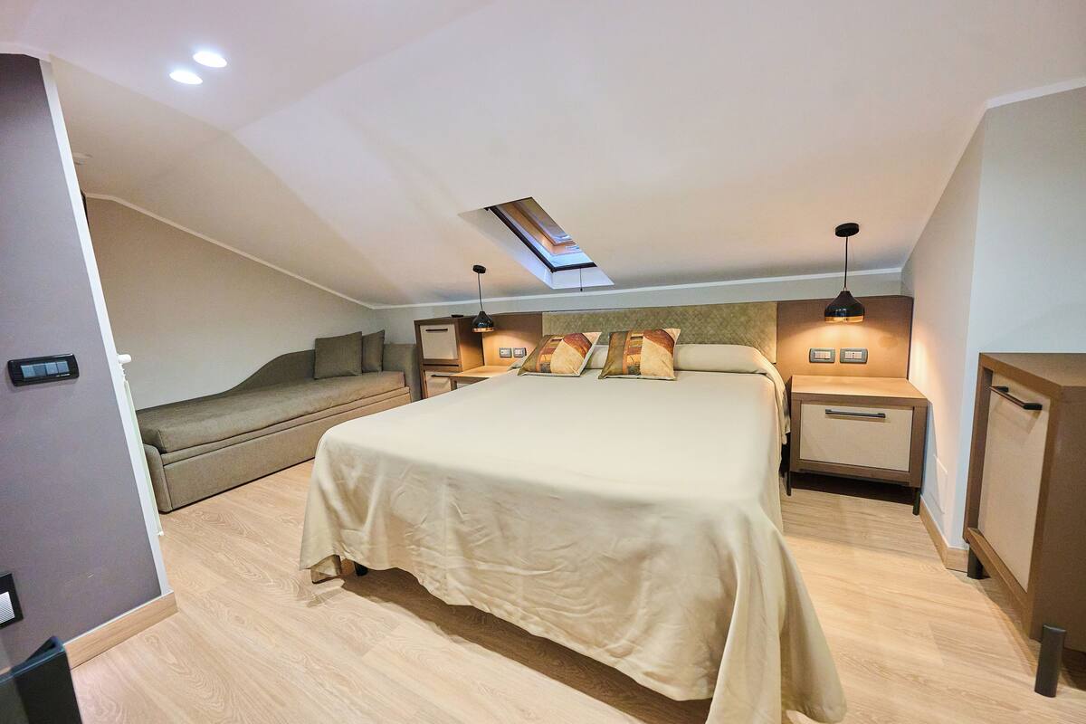 Deluxe Duplex | In-room safe, desk, iron/ironing board, free WiFi