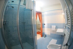 Basic-Dreibettzimmer | Badezimmer