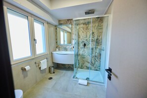 Deluxe-Dreibettzimmer | Badezimmer