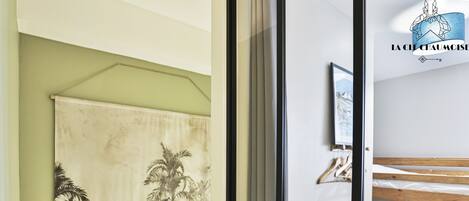 Iron/ironing board, free WiFi