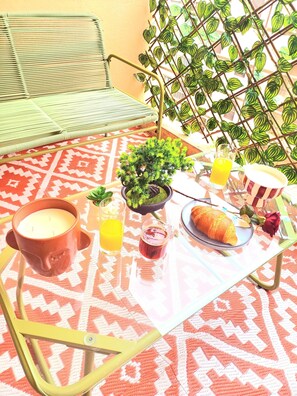 Outdoor dining - Tranquil 2-bedroom apartment with AC in charming Nice (Nice)