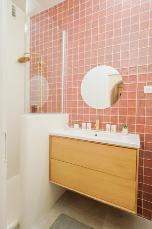 Hair dryer, towels, soap, toilet paper - Tranquil 2-bedroom apartment with AC in charming Nice (Nice)