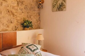 1 dormitorio, tabla de planchar con plancha, wifi y ropa de cama