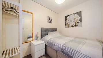 Desk, iron/ironing board, WiFi, bed sheets