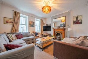 TV, fireplace - Walk to shops, station and stadium, with fireplace (Cardiff)