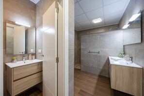 A modern bathroom with two sinks, a large mirror, and a shower area. - Psicomagia Deluxe Villa by Fidalsa (Dolores)