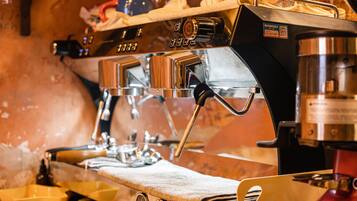 Eine Kaffeemaschine mit digitalem Display, Dampf-Lanze und Siebträger.