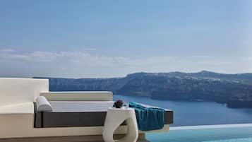 Una piscina al aire libre de temporada