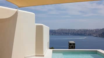 Una piscina al aire libre de temporada