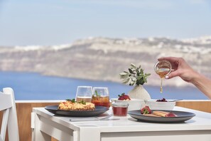 Free daily continental breakfast - Apanemo Private Suites (Santorini)