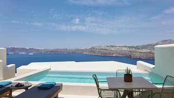Una piscina al aire libre de temporada