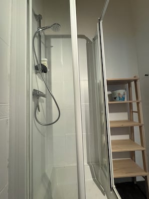 Shower, towels, toilet paper - Charming Mini-Villa (Sanary-sur-Mer)