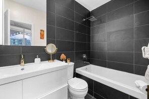 Hair dryer, towels, soap, toilet paper - Luxury 2 Bed & 2 Bath | Parking | Downtown Toronto (Toronto)
