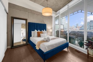 Iron/ironing board, bed sheets - Luxury 2 Bed & 2 Bath | Parking | Downtown Toronto (Toronto)