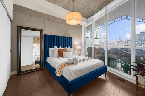 Luxury 2 Bed & 2 Bath | Parking | Downtown Toronto