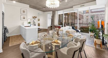 Luxury 2 Bed & 2 Bath | Parking | Downtown Toronto