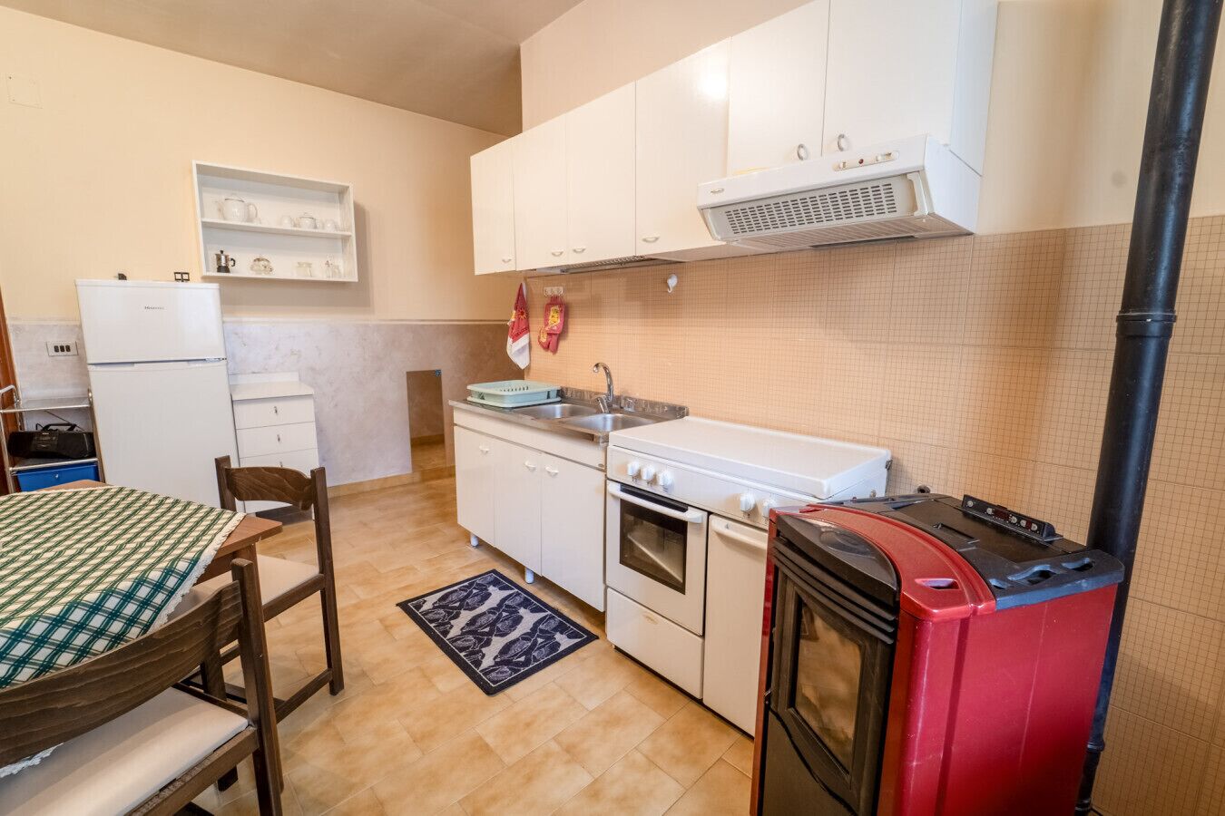 Frigorifero, forno, piano cottura, macchina per tè/caffè